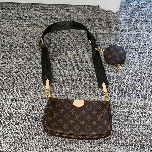 LV logo multiple bag attachments bag - Picture 3 of 6